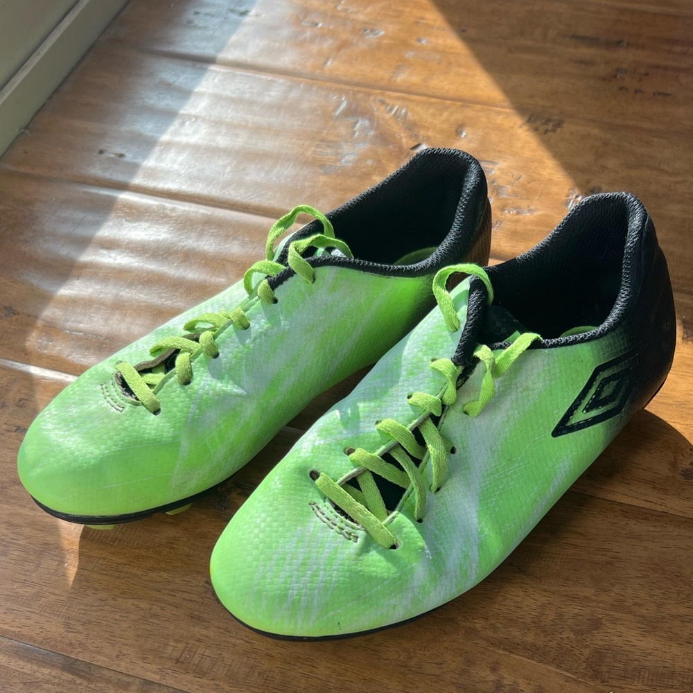 Umbro boys Neon Green Soccer Cleats, Athletic Shoes